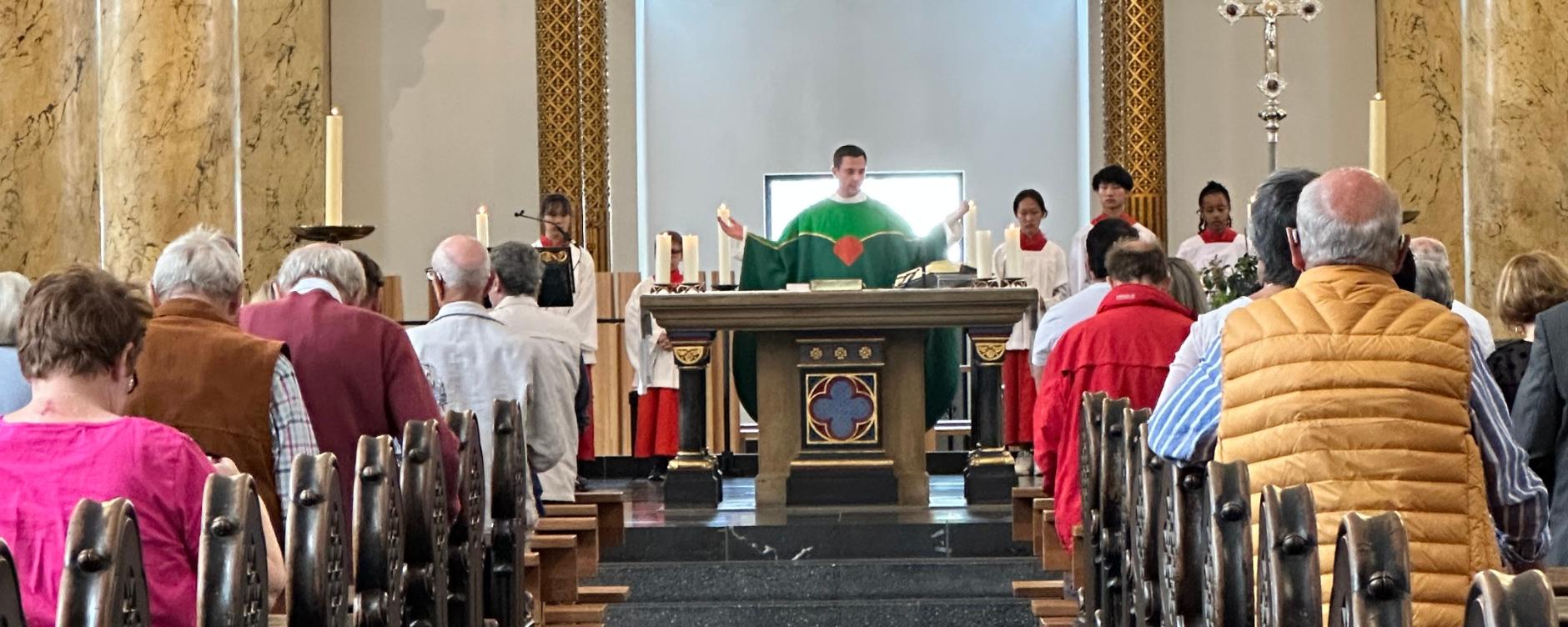 Hl. Messe: sonntags um 10.00, 11.30 und 18.00, werktags um 10.00 in der Stadtpfarrkirche St. Dionysius Hl. Messe: sonntags um 10.00, 11.30 und 18.00, werktags um 10.00 in der Stadtpfarrkirche St. Dionysius
