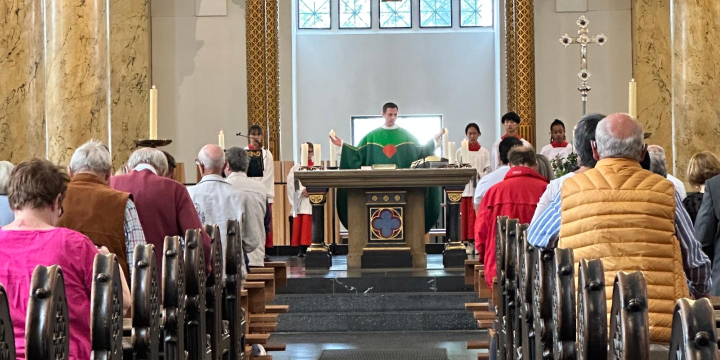 Hl. Messe: sonntags um 10.00, 11.30 und 18.00, werktags um 10.00 in der Stadtpfarrkirche St. Dionysius Hl. Messe: sonntags um 10.00, 11.30 und 18.00, werktags um 10.00 in der Stadtpfarrkirche St. Dionysius