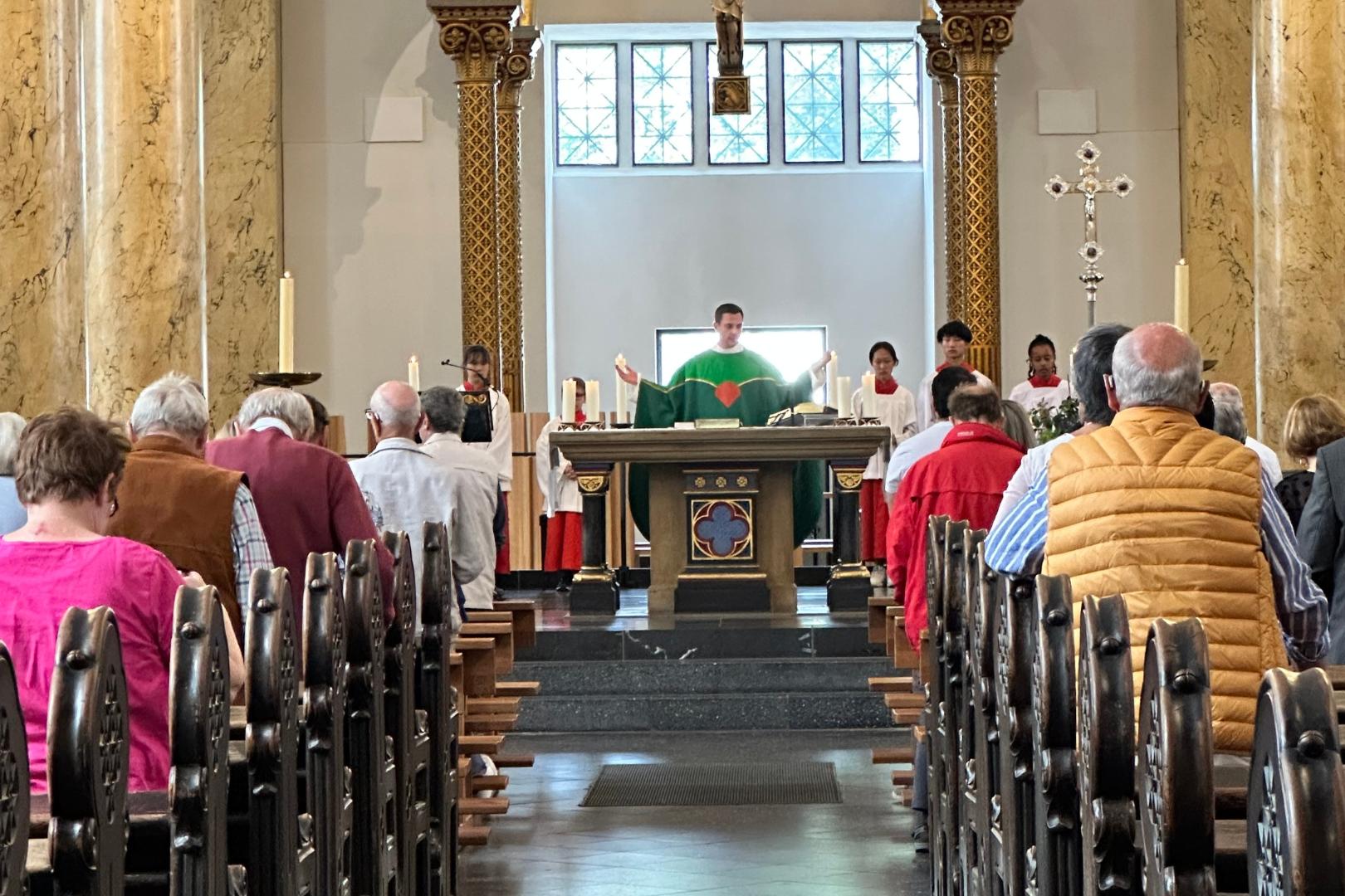 Hl. Messe: sonntags um 10.00, 11.30 und 18.00, werktags um 10.00 in der Stadtpfarrkirche St. Dionysius Hl. Messe: sonntags um 10.00, 11.30 und 18.00, werktags um 10.00 in der Stadtpfarrkirche St. Dionysius